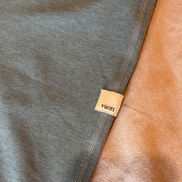 Vuori Teal Vibe Elevation leggings with Cream Accents - Picture 4 of 5